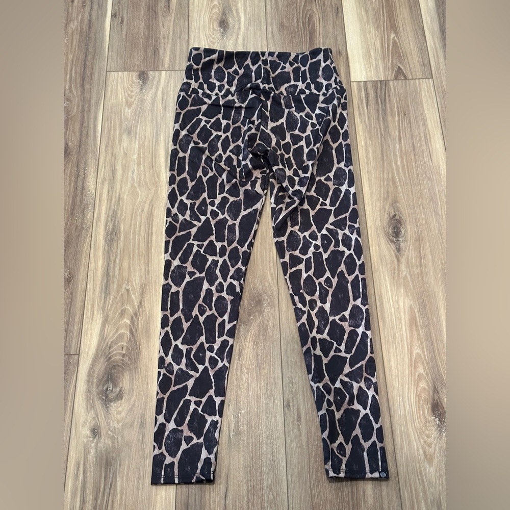 Onzie Giraffe Patterned Activewear - image 3